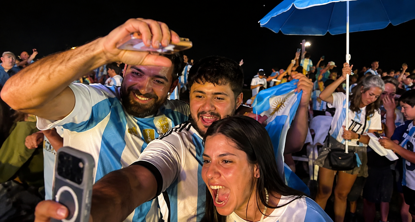 Lee más sobre el artículo La noche celeste y blanca de Tel Aviv: fans argentinos celebraron la remontada ante Egipto en el Parque Charles Clore