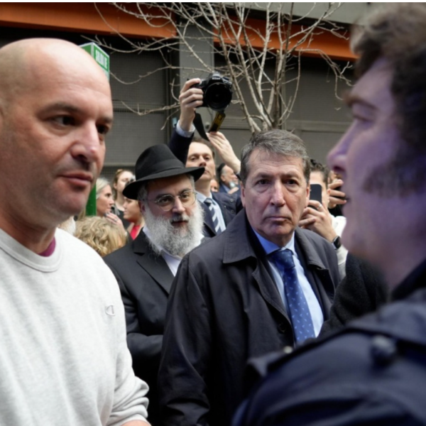 Milei saludó al exrehén Iair Horn en el acto por los 32 años del atentado a la AMIA