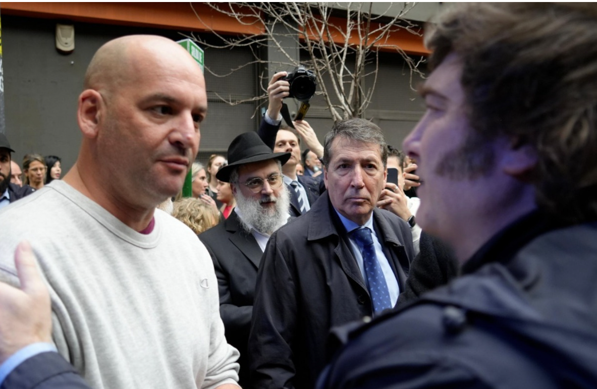 Lee más sobre el artículo Milei saludó al exrehén Iair Horn en el acto por los 32 años del atentado a la AMIA