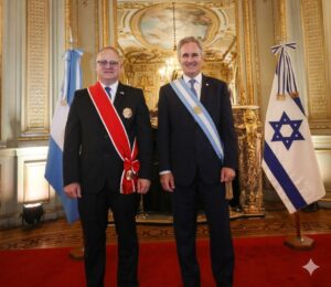 Lee más sobre el artículo Argentina condecoró al embajador israelí Eyal Sela al cierre de su misión diplomática en Buenos Aires